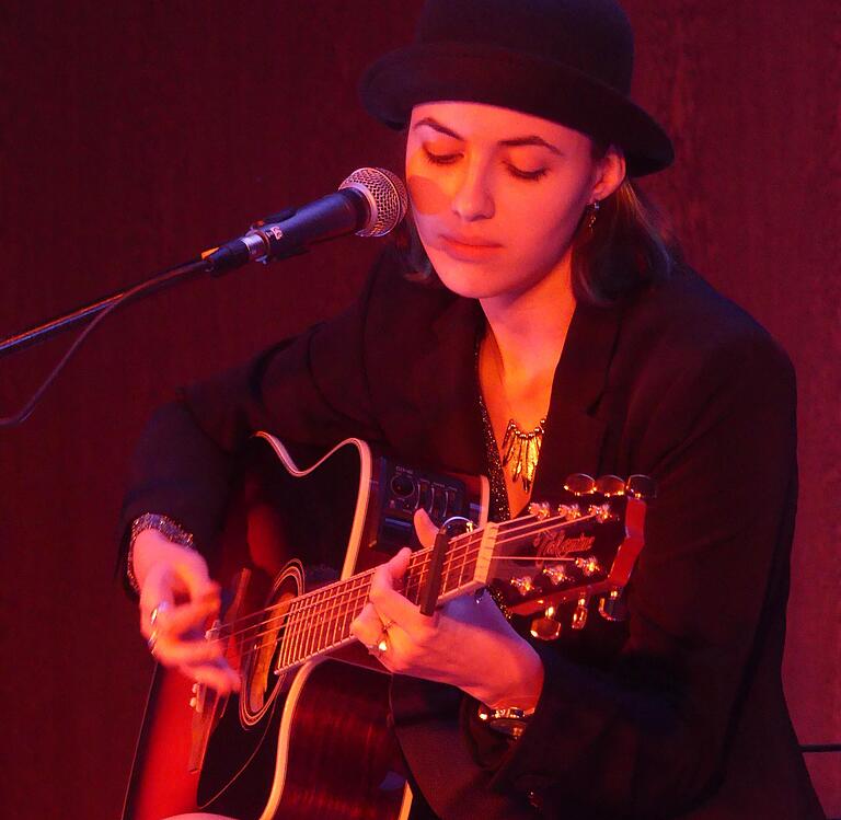 Songwriterin Felicia Weidt ist Aspirantin beim Wettbewerb 'Jugend musiziert' 2022. Songwriterin Felicia Weidt ist Aspirantin beim Wettbewerb 'Jugend musiziert' 2022.