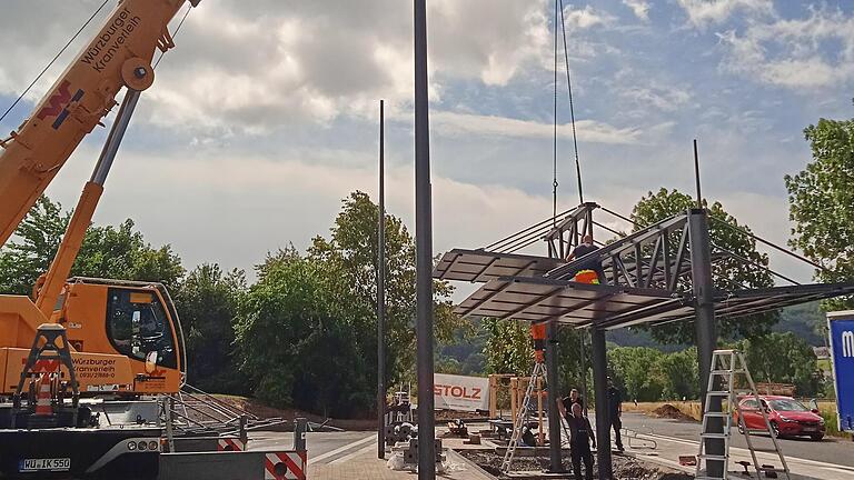 Mit einem Kran wurden die Einzelteile des Buswartehäuschens unterhalb des Feuerwehrhauses montiert. - Mit einem Kran wurden die Einzelteile des Buswartehäuschens unterhalb des Feuerwehrhauses montiert. Mit einem Kran wurden die Einzelteile des Buswartehäuschens unterhalb des Feuerwehrhauses montiert. - Mit einem Kran wurden die Einzelteile des Buswartehäuschens unterhalb des Feuerwehrhauses montiert.