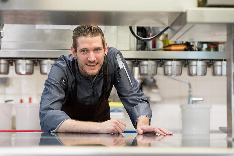 Hat den begehrten Michelin-Stern nach Volkach (Lkr. Kitzingen) in das Restaurant 'Weinstock' geholt: Spitzenkoch Steffen Szabo (29). Hat den begehrten Michelin-Stern nach Volkach (Lkr. Kitzingen) in das Restaurant 'Weinstock' geholt: Spitzenkoch Steffen Szabo (29).