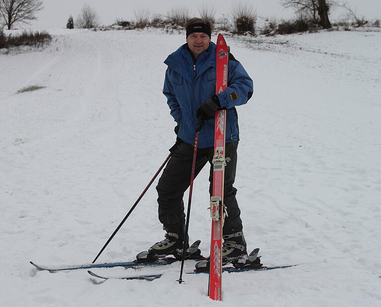 Abteilungsleiter Uwe Derra vor der schneebedeckten „Herzleite“ in Neubrunn, auf der vor Jahren Slalom und Abfahrten durchgeführt wurden.