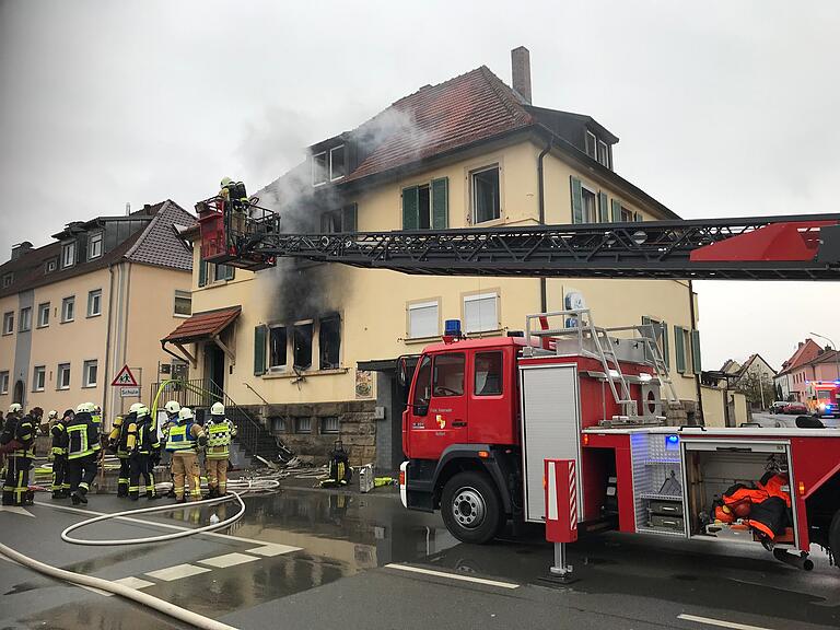 Mit einer Drehleiter musste die Feuerwehr drei Personen befreien, die im oberen Stockwerk des Hauses eingeschlossen waren. Mit einer Drehleiter musste die Feuerwehr drei Personen befreien, die im oberen Stockwerk des Hauses eingeschlossen waren.