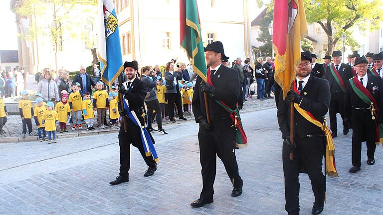 Vorne beim traditionellen Aufzug der Wiesentheider Bürgerwehr liefen die neue Offiziere Nicolas Schraut, Frank Hohn und Tobias Kapp (von links) als Fahnenträger.