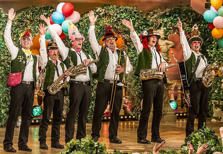 Als 'Erlabrunner Narreköpf' waren Frank Kümmet & Co. im Jahr 2013 bei der Fernseh-Prunksitzung 'Fastnacht in Franken' in Veitshöchheim dabei. Als 'Erlabrunner Narreköpf' waren Frank Kümmet & Co. im Jahr 2013 bei der Fernseh-Prunksitzung 'Fastnacht in Franken' in Veitshöchheim dabei. 