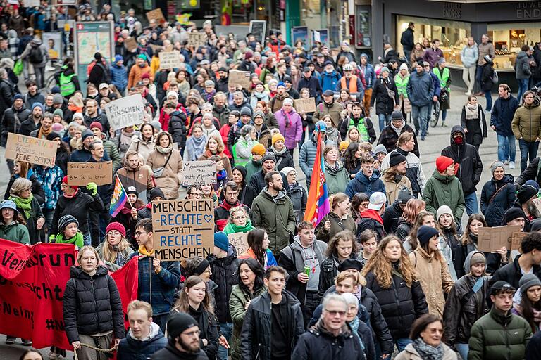 Rund 10 000 Menschen protestieren am 3. Februar in Würzburg gegen Rechtsradikalismus und für Demokratie.