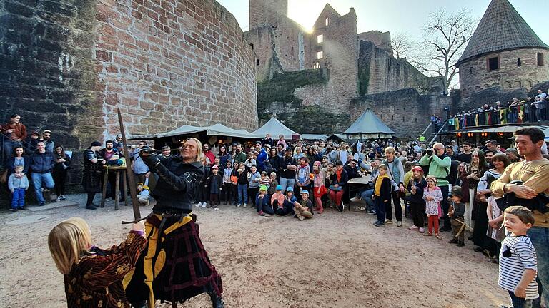 Am Wochenende verwandelt sich die Burg Wertheim im Landkreis Main-Tauber in einen Mittelalter-Schauplatz. Am Wochenende verwandelt sich die Burg Wertheim im Landkreis Main-Tauber in einen Mittelalter-Schauplatz.