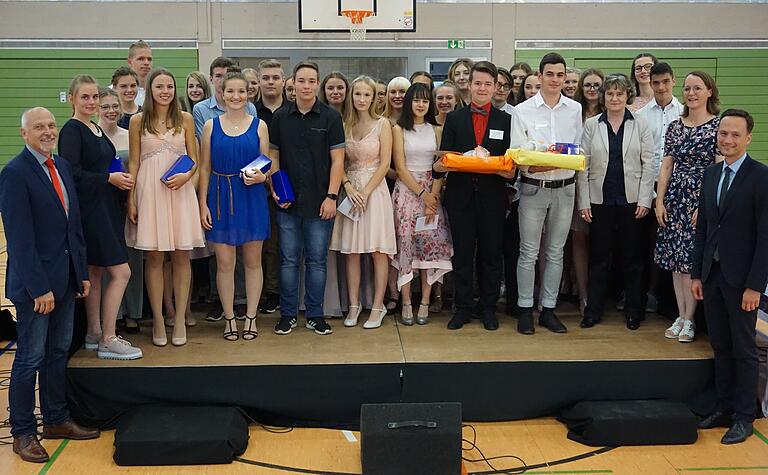 Ehrung der Absolventen mit dem größten Engagement in der Ludwig-Derleth-Realschule durch die Schulleitung, Landrat Florian Töpper und Erich Servatius, zweites Stadtoberhaupt von Gerolzhofen. Ehrung der Absolventen mit dem größten Engagement in der Ludwig-Derleth-Realschule durch die Schulleitung, Landrat Florian Töpper und Erich Servatius, zweites Stadtoberhaupt von Gerolzhofen.