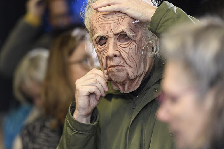 Wer dem Altersprozess ein Stück voraus eilen wollte, konnte dies mit dem Fundus an Masken tun. Wer dem Altersprozess ein Stück voraus eilen wollte, konnte dies mit dem Fundus an Masken tun.