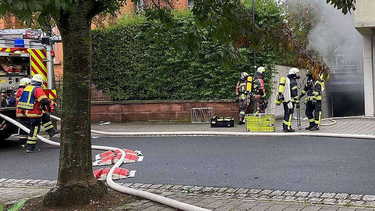 Brand in der Brückenstraße in Marktheidenfeld: Aus der Tiefgarage eines Mehrfamilienhauses tritt starker Rauch aus.