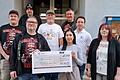 Auf dem Bild die Spendenübergabe mit: (von links) Frankenbruzzler Patrick Hartl, Mitveranstalter Thomas Richard (hinten), Hauptorganisator Stefan Belik (vorne), Mitveranstalter Klaus Schmidt, Romina Cakici, Mitveranstalter Heiko Virnekäs, Sportleiter Kevin Friedrich vom SV Willanzheim und Frankenbruzzler Annika Hartl.