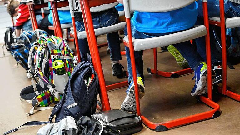 Unterricht am Gymnasium - Schulstudie gibt schlechte Noten für die Neuntklässler in Baden-Württemberg. Unser Bild zeigt Schulranzen in einem Klassenzimmer im Theodor-Heuss-Gymnasium in Esslingen. Unterricht am Gymnasium - Schulstudie gibt schlechte Noten für die Neuntklässler in Baden-Württemberg. Unser Bild zeigt Schulranzen in einem Klassenzimmer im Theodor-Heuss-Gymnasium in Esslingen.