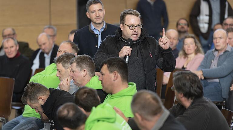 Um die 400 Landwirte tauschen sich am Mittwoch in der Willi-Sauer-Halle in Bergtheim über die Zukunft der Landwirtschaft aus. Um die 400 Landwirte tauschen sich am Mittwoch in der Willi-Sauer-Halle in Bergtheim über die Zukunft der Landwirtschaft aus.