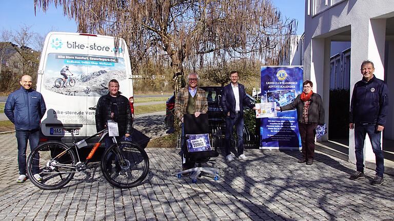 Die Hauptpreise des Lions-Club-Adventskalenders wurden jetzt an die Gewinner übergeben. Unser Bild zeigt (von links) Thilo Klinner vom Bike-Store mit Fahrrad-Gewinner Eduard Fleps, Lions-Präsident Michael Schlegelmilch, Bürostuhl-Stifter Georg Greb, Elisabeth Scheuring mit dem Musicalgutschein und Adventskalender-Koordinator Hans-Joachim Brandt. Die Hauptpreise des Lions-Club-Adventskalenders wurden jetzt an die Gewinner übergeben. Unser Bild zeigt (von links) Thilo Klinner vom Bike-Store mit Fahrrad-Gewinner Eduard Fleps, Lions-Präsident Michael Schlegelmilch, Bürostuhl-Stifter Georg Greb, Elisabeth Scheuring mit dem Musicalgutschein und Adventskalender-Koordinator Hans-Joachim Brandt.