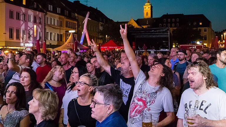Ausgelassene Stimmung im Publikum beim letzten Stadtfest vor der Corona-Pandemie 2019, als Number Nine am Marktplatz spielte. Ausgelassene Stimmung im Publikum beim letzten Stadtfest vor der Corona-Pandemie 2019, als Number Nine am Marktplatz spielte.