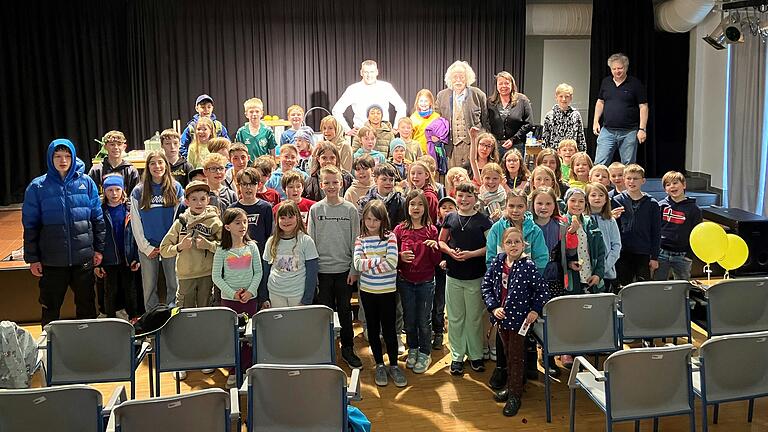 Jean Pütz (hinten, Vierter von rechts) hielt eine Vorlesung an der Kinderuni.