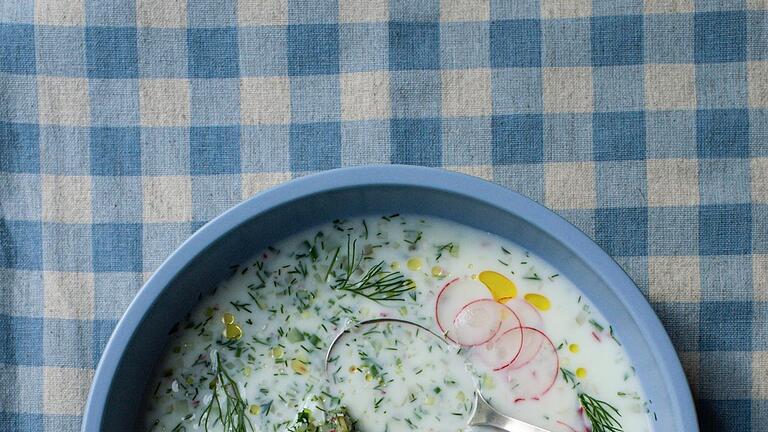 Eine Schale mit Okroschka       -  Eine Okroschka ist herrlich erfrischend. Sie wird je nach Familienrezept in Osteuropa aus Sauerrahm, klein gewürfelter Wurst, hartgekochtem Ei, Radieschen, Kartoffel, Petersilie, Schnittlauch, Dill und Gurke zubereitet und mit scharfem Senf, Essig, Pfeffer und Salz gewürzt.