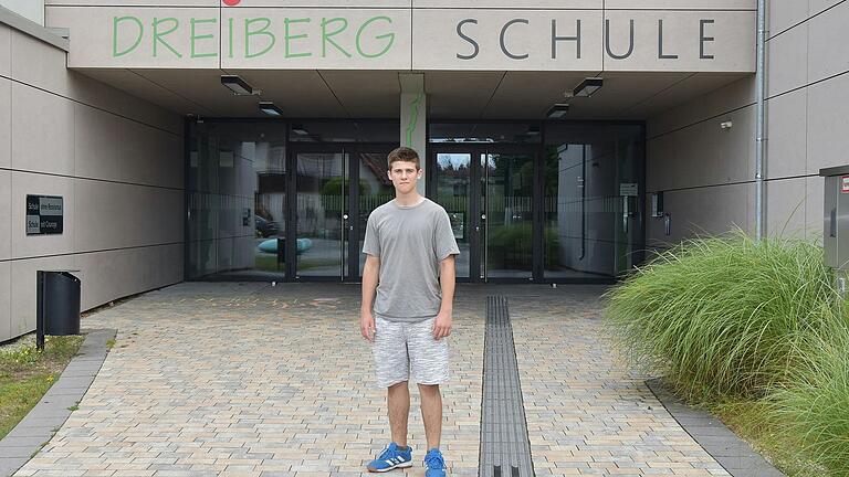 Oleksii Prostiakov hat in Knetzgau den besten Quali geschafft. Das reicht dem jungen Ukrainer nicht. Er will ans Gymnasium und anschließend Jura studieren. Oleksii Prostiakov hat in Knetzgau den besten Quali geschafft. Das reicht dem jungen Ukrainer nicht. Er will ans Gymnasium und anschließend Jura studieren.
