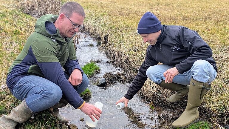 HFG-Vorsitzender Thomas Heyne (links) und Fischereifachberater Michael Kolahsa entnehmen im Peinsenbach Wasserproben. - HFG-Vorsitzender Thomas Heyne (links) und Fischereifachberater Michael Kolahsa entnehmen im Peinsenbach Wasserproben. HFG-Vorsitzender Thomas Heyne (links) und Fischereifachberater Michael Kolahsa entnehmen im Peinsenbach Wasserproben. - HFG-Vorsitzender Thomas Heyne (links) und Fischereifachberater Michael Kolahsa entnehmen im Peinsenbach Wasserproben.