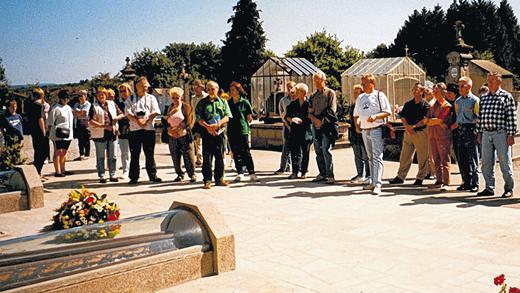Erschütternder Moment: Eine Reisegruppe, die auf Initiative des Partnerschaftskomitees Gerolzhofen-Mamers den französischen Ort Oradour besuchte, gedachte 1998 der Oper des Massakers, das eine deutsche SS-Einheit an der Bevölkerung verübte. Dieser Tage stand Bundespräsident Joachim Gauck mit Frankreichs Staatspräsident François Hollande an dieser Stelle.