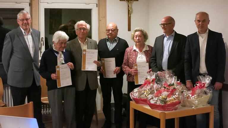 Für ihre langjährige Mitgliedschaft bei den Siedlern Würzburg Sieboldshöhe wurden Vorsitzender Herbert Stapff (von links), Herbert Schneider, Erich Schwenkert, Karl-Heinz Pfeiffer, Hilde Lang, Christian Roth (Bezirksverband) und Matthias Kemmer (stellvertretender Vorsitzender) geehrt. Für ihre langjährige Mitgliedschaft bei den Siedlern Würzburg Sieboldshöhe wurden Vorsitzender Herbert Stapff (von links), Herbert Schneider, Erich Schwenkert, Karl-Heinz Pfeiffer, Hilde Lang, Christian Roth (Bezirksverband) und Matthias Kemmer (stellvertretender Vorsitzender) geehrt.