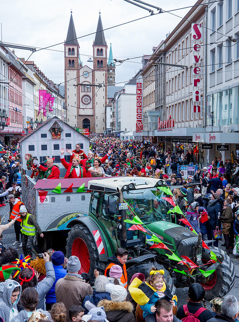 Viele Zehntausende Narren kamen am 23. Februar zum größten Faschingszug Süddeutschlands nach Würzburg. Viele Zehntausende Narren kamen am 23. Februar zum größten Faschingszug Süddeutschlands nach Würzburg.