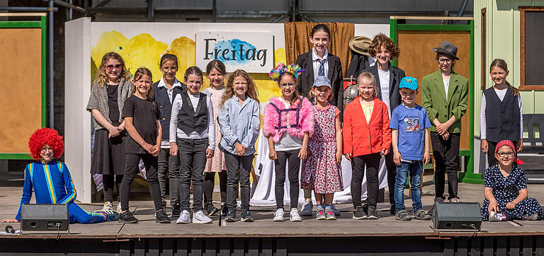 Ein Teil der 17-köpfigen Besetzung des Musicals ist seit 2019 dabei: aktuelle und ehemalige Schüler der Grundschule Röttingen bei der Probe im Hof von Burg Brattenstein in Röttingen. Ein Teil der 17-köpfigen Besetzung des Musicals ist seit 2019 dabei: aktuelle und ehemalige Schüler der Grundschule Röttingen bei der Probe im Hof von Burg Brattenstein in Röttingen.