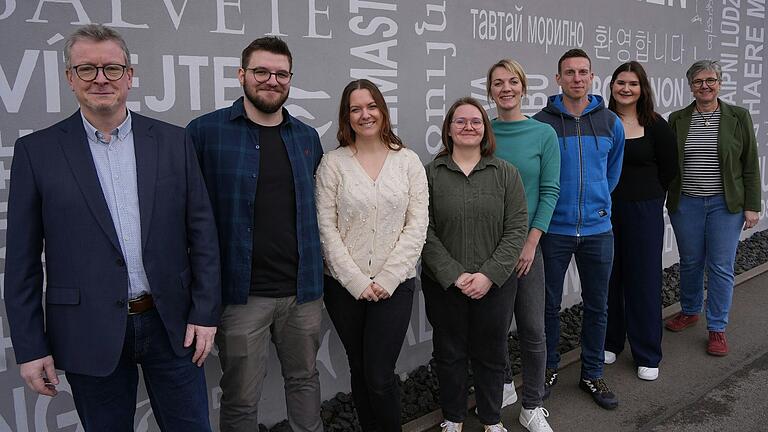 Im Bild (von links): Schulleiter Frank Gleichmann, David Hofmann, Samantha Greil, Julia Hohn, Antje Ehrlicher, Sebastian Fries, Katharina Tancre und Elisabeth Arnold. Im Bild (von links): Schulleiter Frank Gleichmann, David Hofmann, Samantha Greil, Julia Hohn, Antje Ehrlicher, Sebastian Fries, Katharina Tancre und Elisabeth Arnold.