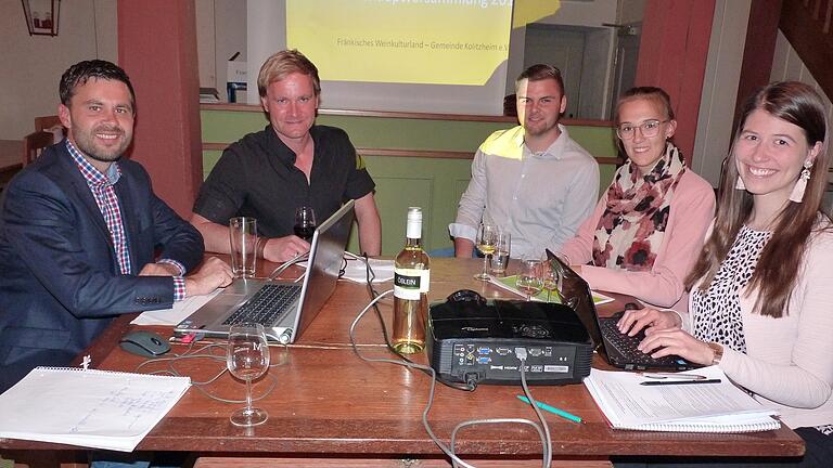 Auf ein erfolgreiches erstes Jahr blickte die Vorstandschaft des Vereins Fränkisches Weinkulturland&nbsp;bei der Mitgliederversammlung im historischen Rathaus von Stammheim zurück. Von links: Martin Mößlein, Rainer Ziegler, Julian Ziegler, Silena Werner und Melanie Dietrich.