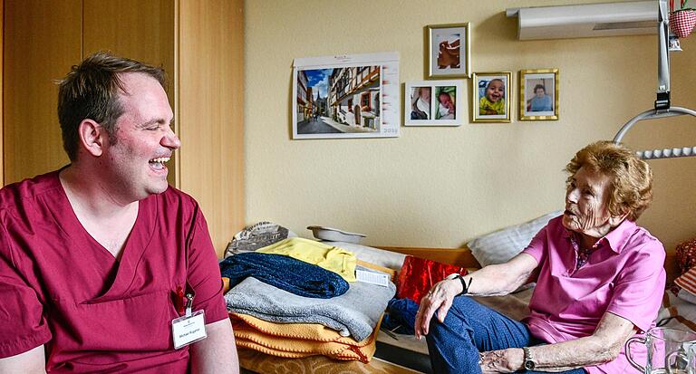 Altenpfleger Michael Rügamer sitzt im Zimmer von Gertrud Fries. Der junge Helfer sei von Anfang an ihre Bezugsperson gewesen, sagt die 97-Jährige. Altenpfleger Michael Rügamer sitzt im Zimmer von Gertrud Fries. Der junge Helfer sei von Anfang an ihre Bezugsperson gewesen, sagt die 97-Jährige.