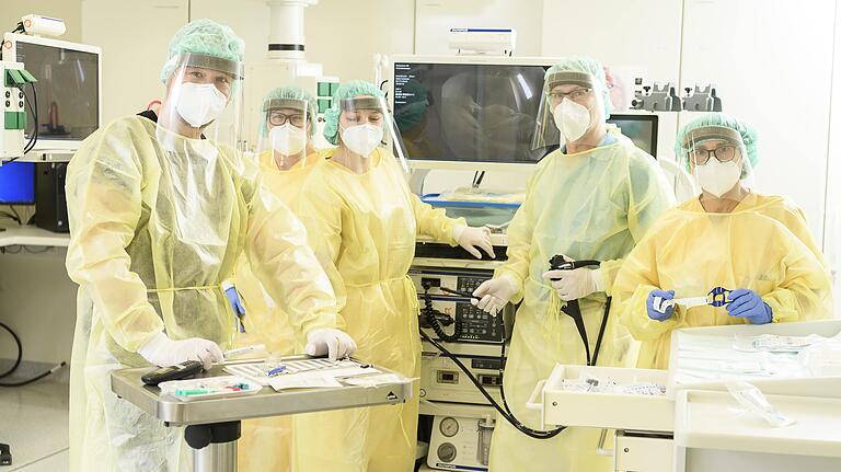 Teamarbeit: Dr. Matthias Held, Ärztlicher Direktor am Klinikum Würzburg Mitte, steht mit Kollegen und Pflegepersonal in einem Eingriffsraum der Endoskopie in der Missio-Klinik. Teamarbeit: Dr. Matthias Held, Ärztlicher Direktor am Klinikum Würzburg Mitte, steht mit Kollegen und Pflegepersonal in einem Eingriffsraum der Endoskopie in der Missio-Klinik.