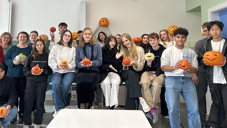 Englischlehrerin Eva Burkard mit ihren Schülerinnen und Schülern der Q12 G8 und ihren geschnitzten Kunstwerken. Englischlehrerin Eva Burkard mit ihren Schülerinnen und Schülern der Q12 G8 und ihren geschnitzten Kunstwerken.