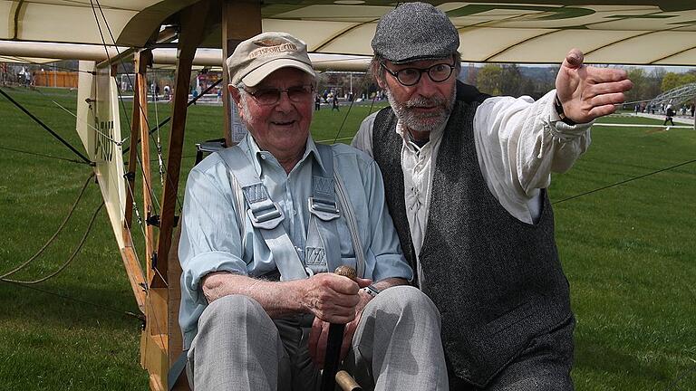 Wie in früheren Zeiten: „Die könnte ich auch heute noch fliegen“, meinte Alfred Hock, als er bei der Landesgartenschau Würzburg auf der SG 38 Platz nahm. Pilot Georg Kapraun mimte den Fluglehrer. Wie in früheren Zeiten: „Die könnte ich auch heute noch fliegen“, meinte Alfred Hock, als er bei der Landesgartenschau Würzburg auf der SG 38 Platz nahm. Pilot Georg Kapraun mimte den Fluglehrer.
