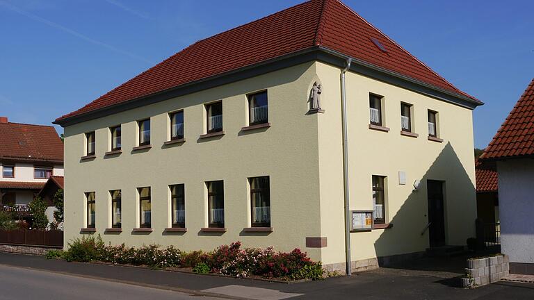 Das Pfarrheim könnte zu einem Dorfgemeinschaftshaus umgebaut werden. Derzeit beherbergt es die Bücherei und Räume für die Ministrantenarbeit und den Burschenverein. Genutzt wird es vom Kirchenchor, vom Seniorenkreis, beim Frühschoppen und für Familienfeiern. Foto: Oswald Türbl - Das Pfarrheim könnte zu einem Dorfgemeinschaftshaus umgebaut werden. Derzeit beherbergt es die Bücherei und Räume für die Ministrantenarbeit und den Burschenverein. Genutzt wird es vom Kirchenchor, vom Seniorenkreis, beim Frühschoppen und für Familienfeiern. Foto: Oswald Türbl Das Pfarrheim könnte zu einem Dorfgemeinschaftshaus umgebaut werden. Derzeit beherbergt es die Bücherei und Räume für die Ministrantenarbeit und den Burschenverein. Genutzt wird es vom Kirchenchor, vom Seniorenkreis, beim Frühschoppen und für Familienfeiern. Foto: Oswald Türbl - Das Pfarrheim könnte zu einem Dorfgemeinschaftshaus umgebaut werden. Derzeit beherbergt es die Bücherei und Räume für die Ministrantenarbeit und den Burschenverein. Genutzt wird es vom Kirchenchor, vom Seniorenkreis, beim Frühschoppen und für Familienfeiern. Foto: Oswald Türbl
