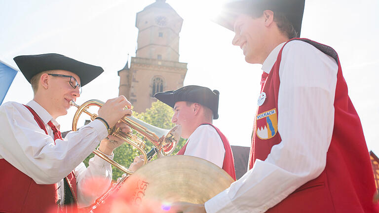 Der Osterhase und der Weinadel der Mainschleife geben sich am Ostersonntag ein Stelldichein auf dem Volkacher Marktplatz. Nach zwei Jahren Pandemiepause gibt es mit einem Blasmusik-Standkonzert erstmals wieder eine offizielle Tourismussaison-Eröffnung für die Volkacher Mainschleife. Der Osterhase und der Weinadel der Mainschleife geben sich am Ostersonntag ein Stelldichein auf dem Volkacher Marktplatz. Nach zwei Jahren Pandemiepause gibt es mit einem Blasmusik-Standkonzert erstmals wieder eine offizielle Tourismussaison-Eröffnung für die Volkacher Mainschleife.