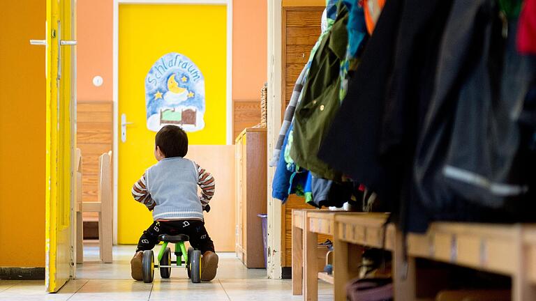 Auch in Bayerns Kitas fehlt es oft an Fachpersonal. Das Sozialministerium will deshalb nun mit einer 'Experimentierklausel' begrenzt Standards bei der Betreuung der Jüngsten senken. Auch in Bayerns Kitas fehlt es oft an Fachpersonal. Das Sozialministerium will deshalb nun mit einer 'Experimentierklausel' begrenzt Standards bei der Betreuung der Jüngsten senken.