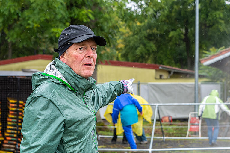 Vereinschef Willi Pulvermüller dirigiert den Einsatz der Ehrenamtlichen beim Aufbau der Regattastrecke für die Deutsche Ruder-Sprintermeisterschaften am kommenden Wochenende. Vereinschef Willi Pulvermüller dirigiert den Einsatz der Ehrenamtlichen beim Aufbau der Regattastrecke für die Deutsche Ruder-Sprintermeisterschaften am kommenden Wochenende.