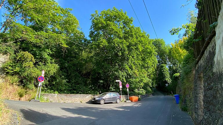 Rimparer Steig/Ecke Schalksbergweg in Würzburg: Hier ist eine Bebauung mit Wohnhäusern geplant. Rimparer Steig/Ecke Schalksbergweg in Würzburg: Hier ist eine Bebauung mit Wohnhäusern geplant.