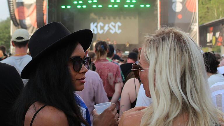 Headliner wie Shirin David oder Shindy kommen im Juni auf das Heroes Festival 2024, das bereits zum sechsten Mal in Geiselwind startet. Headliner wie Shirin David oder Shindy kommen im Juni auf das Heroes Festival 2024, das bereits zum sechsten Mal in Geiselwind startet. 