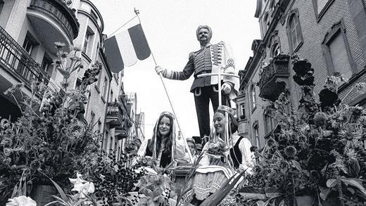 In den Neunzigern: Der Fürst schaut beim Festzug vom blumengeschmückten Wagen auf die Kissinger und ihre Gäste herab. In den Neunzigern: Der Fürst schaut beim Festzug vom blumengeschmückten Wagen auf die Kissinger und ihre Gäste herab.