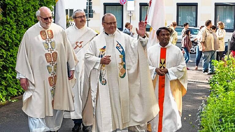 Gut angekommen: Pfarrer Gerd Greier auf dem Weg zur Kirche. Gut angekommen: Pfarrer Gerd Greier auf dem Weg zur Kirche.