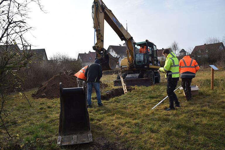 Erdschürfungen im Frühjahr 2022 am zukünftigen Dorfplatz in Schallfeld. Bereits ab 3,5 Metern Tiefe sprudelte Grundwasser - ideal für einen Brunnen.