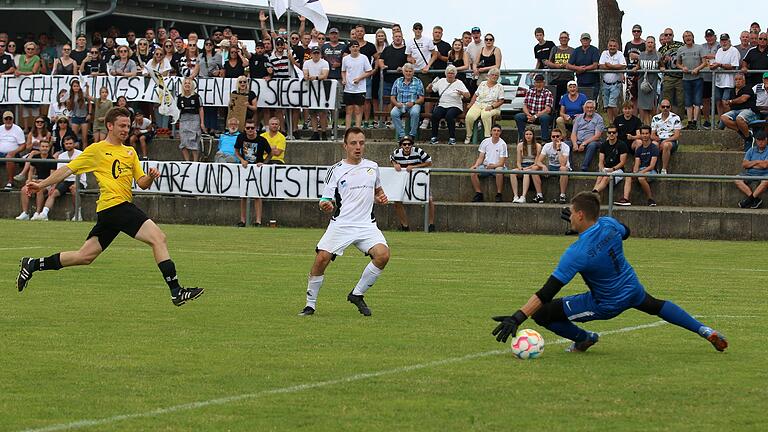 Der Strahlunger Tim Krais (Mitte) erzielt in dieser Situation den 1:0-Siegtreffer im Rückspiel der Bezirksliga-Relegation gegen den SV Stammheim, wodurch der FC Strahlungen in die Bezirksliga auftsteigt.&nbsp;