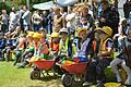 Die Kindergartenkinder aus Urspringen spielten bei der Einweihungsfeier ihrer neuen Einrichtung bei einer Vorführung die Baumaßnahme nach.