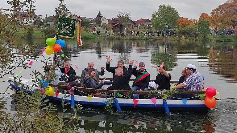 Auf dem Foto hinten von links Gregor Lippert, Georg Straub (1. Bürgermeister), Pastoralreferent Christian Klug, Andreas Lippert, Achim Straub (2. Vorsitzender), Michael Slabsche, im Vordergrund von links Matthias Busch, Katja Simon, Martin Keidel, Michael Rauch (1. Vorsitzender).