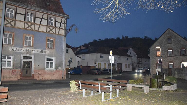 Der Dorfplatz in Aschfeld am Abend. Die teils hohen gefahrenen Geschwindigkeiten des Durchgangsverkehrs in der Aschfelder Straße waren ein Thema in der Bürgerversammlung.