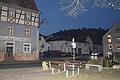 Der Dorfplatz in Aschfeld am Abend. Die teils hohen gefahrenen Geschwindigkeiten des Durchgangsverkehrs in der Aschfelder Straße waren ein Thema in der Bürgerversammlung.