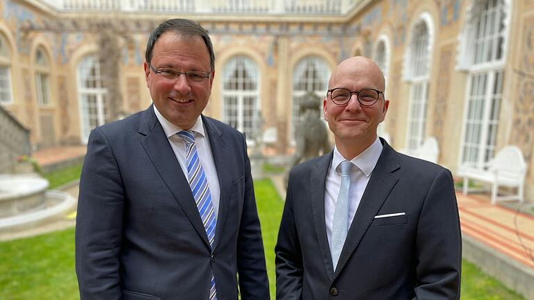 Oberbürgermeister Dirk Vogel (rechts) und Finanzstaatssekretär Martin Schöffel im Schmuckhof. Oberbürgermeister Dirk Vogel (rechts) und Finanzstaatssekretär Martin Schöffel im Schmuckhof. 