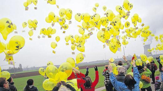 Die &bdquo;Wolke&ldquo; zog nach Südwest       -  (ue) Im Katastrophenfilm &bdquo;Die Wolke&ldquo; nach dem Roman von Gudrun Pausewang verläuft die Evakuierung von Schweinfurt, nach einem Super-GAU im nahen Atomkraftwerk, höchst dramatisch und chaotisch: Menschen werden in Panik totgefahren, kämpfen um einen Platz im rettenden Zug. Geht es nach den Behörden, sollen reale Notfallmaßnahmen geordneter ablaufen. Nach Informationen der Anti-Atom-Organisation &bdquo;ausgestrahlt&ldquo; ist  von der Strahlenschutzkommission des Bundes-Umweltministeriums eine Ausdehnung der Evakierungszonen um den Meiler Grafenrheinfeld, von zehn auf zwanzig Kilometer, angedacht. Entschieden werde auf der Bundesinnenministerkonferenz Anfang Dezember in Osnabrück (wir berichteten). Auch aus diesem Anlass versammelten sich, auf Einladung des Schweinfurter Aktionsbündnisses gegen Atomkraft und des &bdquo;Bund Naturschutz&ldquo;, rund  60 Menschen am Main bei Grafenrheinfeld, um &bdquo;5 vor 12&ldquo; etwa 500 Gasballons mit Infokarten steigen zu lassen: zeitgleich mit Aktionen an sechs weiteren AKW und einem Forschungsreaktor in Berlin. Der Flug soll die Ausbreitung  radioaktiver Stoffe in der Atmosphäre simulieren, mit entsprechender Reichweite des &bdquo;Fallouts&ldquo; bei einem schweren Störfall. Bereits vor zwei Jahren fand, anlässlich &bdquo;25 Jahre Tschernobyl&ldquo; und Fukushima, ein ähnlicher Test statt. Babs Günther vom Aktionsbündnis zitierte einen offenen Brief an die Innenministerkonferenz: Zweieinhalb Jahre nach Fukushima seien für den deutschen Katatrophenschutz noch &bdquo;keinerlei ernsthafte und seriöse Konsequenzen&ldquo; getroffen worden. &bdquo;Auch zwanzig Kilometer Radius wären  reine Makulatur&ldquo;, sagte Günther. Laut Brief müssten in 170 Kilometer Umkreis nachweisbar Menschen evakuiert und Strahlenopfer behandelt werden können &ndash; oder die AKW sofort abgeschaltet werden. Schwebheims Bürgermeister Hans Fischer kritisierte, dass nicht einmal in aktuellen Auffanggemeinden, wie Hammelburg oder Kitzingen, Notfall-Pläne bekannt seien. Die gestarteten Ballons zogen mit etwa 30 km/h nach Südwest, erste Funde wurden nach zwei Stunden 60 Kilometer entfernt im Hafenlohrtal, später aus Karlstadt gemeldet.