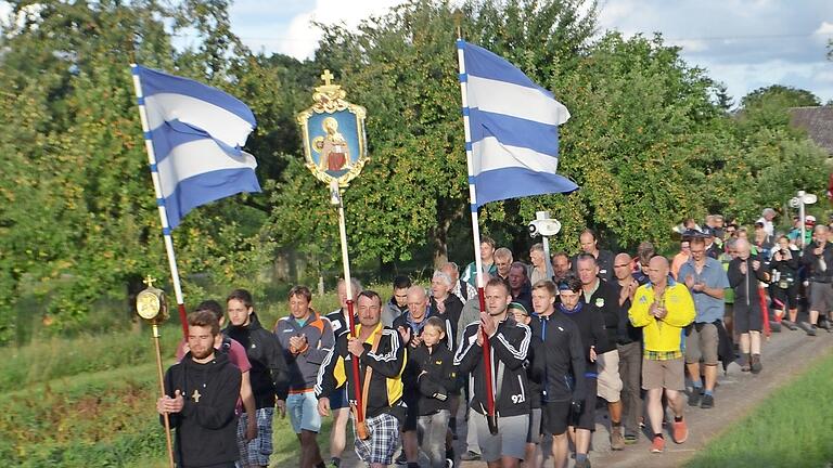 Erinnerung an 2016: Die Wallfahrer begeben sich auf die letzte Etappe von Kützberg nach Ramsthal. Foto: Andreas Lomb       -  Erinnerung an 2016: Die Wallfahrer begeben sich auf die letzte Etappe von Kützberg nach Ramsthal. Foto: Andreas Lomb