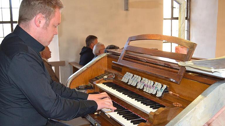 Er kann auch modern. Organist Toni Will präsentierte moderne Melodien beim Kirchenkonzert in Langenleiten.