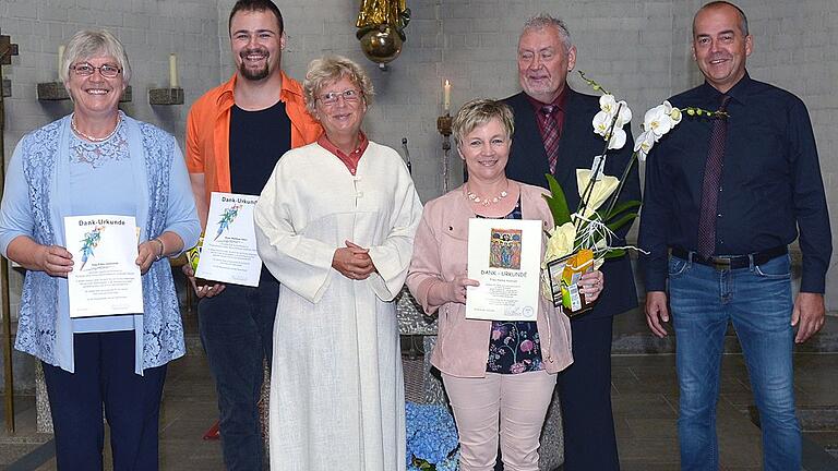 Gemeinde Zell verabschiedet Pfarrgemeinderäte       -  (mim)   Im Rahmen eines Gottesdienstes wurden die ausgeschiedenen Pfarrgemeinderäte aus Zell mit einer Dankurkunde und einem Geschenk verabschiedet, das Gemeindereferentin Ilse Waldenmeier und Kirchenpfleger Berthold Götz, überreichten: Erika Leisentritt (im Bild von links), Matthias Höhn, Ilse Waldenmeier, Heike Huttner, Armin Oppelt, Berthold Götz, (es fehlen auf dem Bild) Sven Gonnert, Matthias Hofmann, Eva-Maria Mühlfelder, Gerald Seemann. Die Vorsitzende Heike Huttner erhielt laut einer Pressemitteilung eine Urkunde des Generalvikars für ihr zwölfjähriges ehrenamtliches Engagement im Pfarrgemeinderat. Die jetzige Seniorenkreis-Leiterin, Erika Leisentritt, dankte ihr mit herzlichen Worten und symbolisch mit einer Orchidee. Dabei hob sie hervor, dass Huttner die gute Seniorenarbeit im Dorf zu verdanken sei, die sie vor einigen Jahren neu aufblühen ließ. Dem Kinderkirchenteam wird die verabschiedete Pfarrgemeinderätin weiterhin mit Begeisterung treu bleiben.